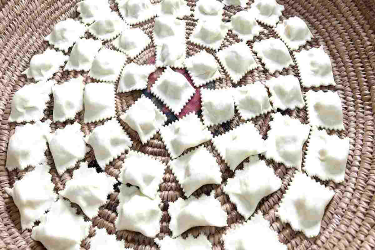 una distesa di ravioli su un tavolo