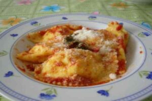un piatto di ravioli al sugo di pomodoro