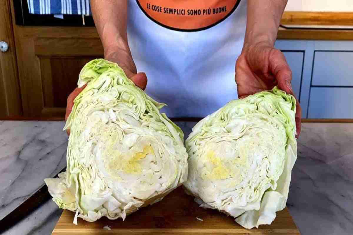 donna mostra cavolo cappuccio a metà