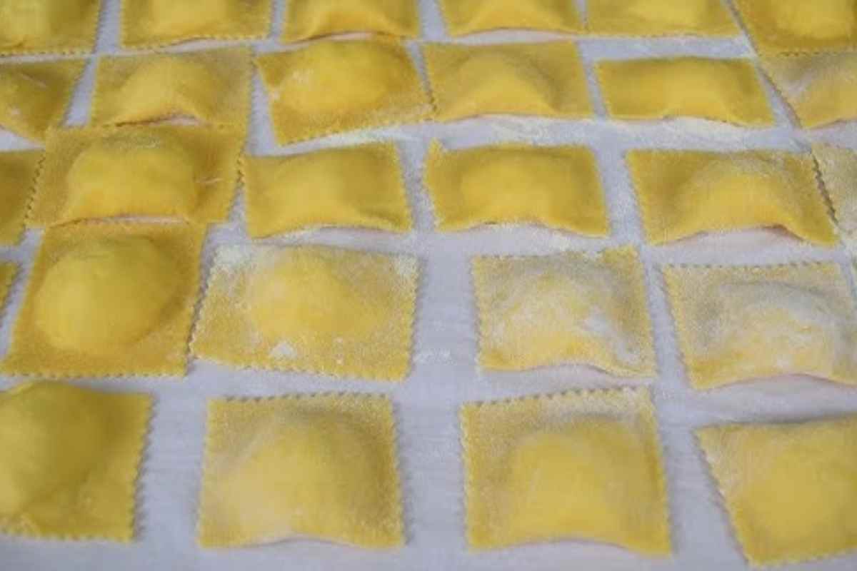 una distesa di ravioli pronti per essere cucinati