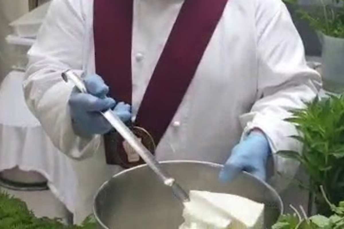 una mano prepara della giuncata