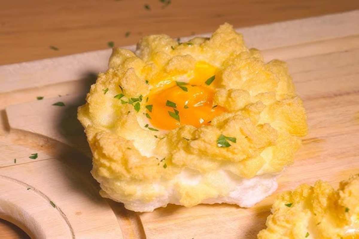 uova al forno con formaggio su un tagliere