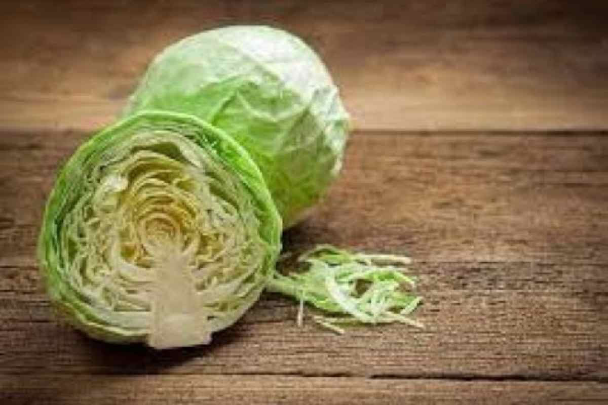 due metà di un cavolo cappuccio su un tavolo