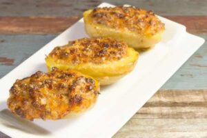 uova al forno con formaggio su un piatto da servizio