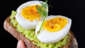 Avocado toast con le uova