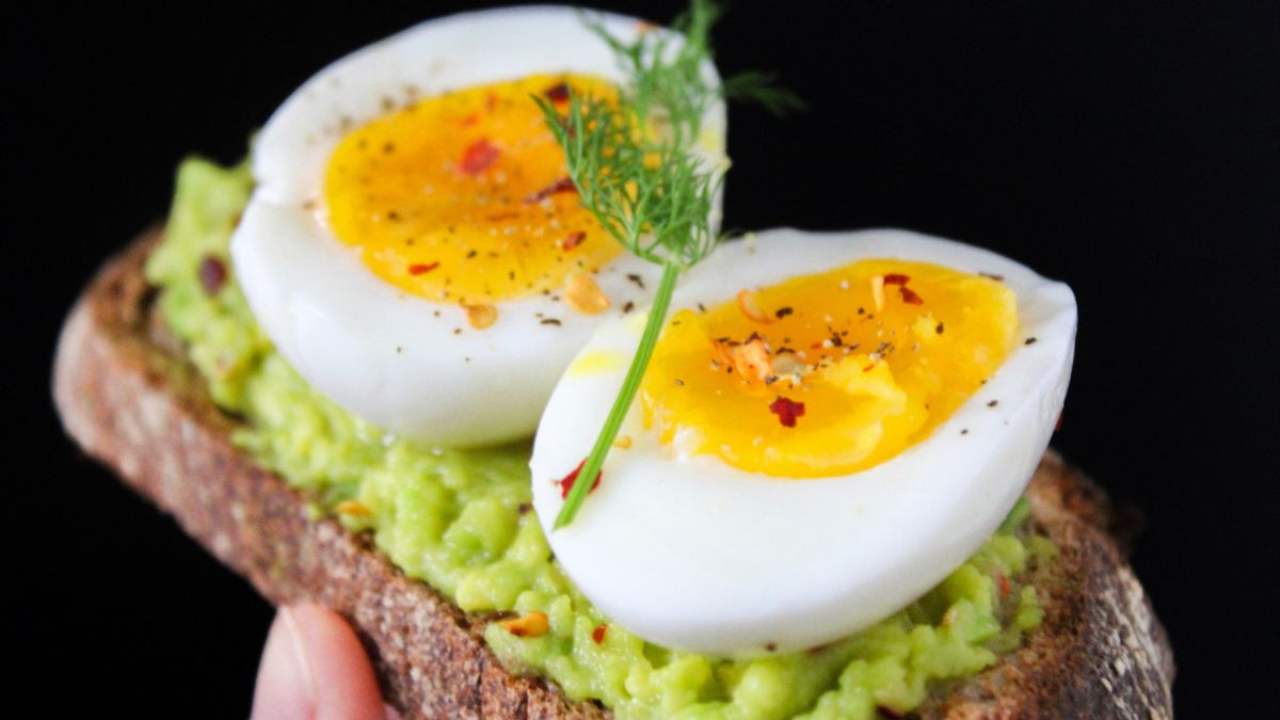 Avocado toast con le uova