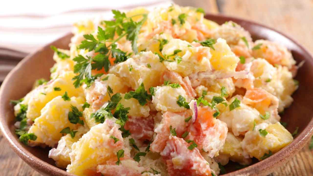 insalata di patate, salmone e zucchine