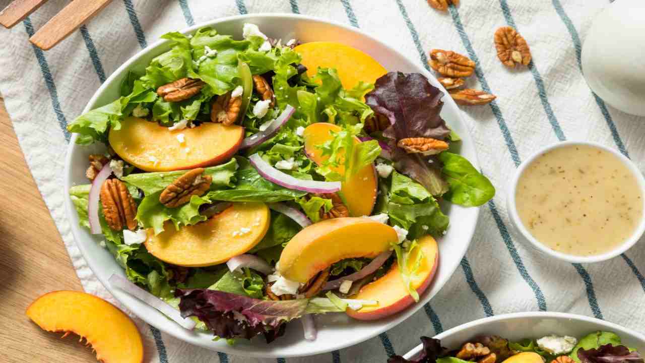 Insalata con le pesche