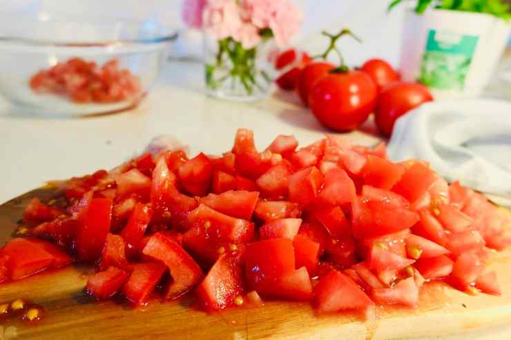 friselle con pomodoro, mozzarella, tonno ed olive