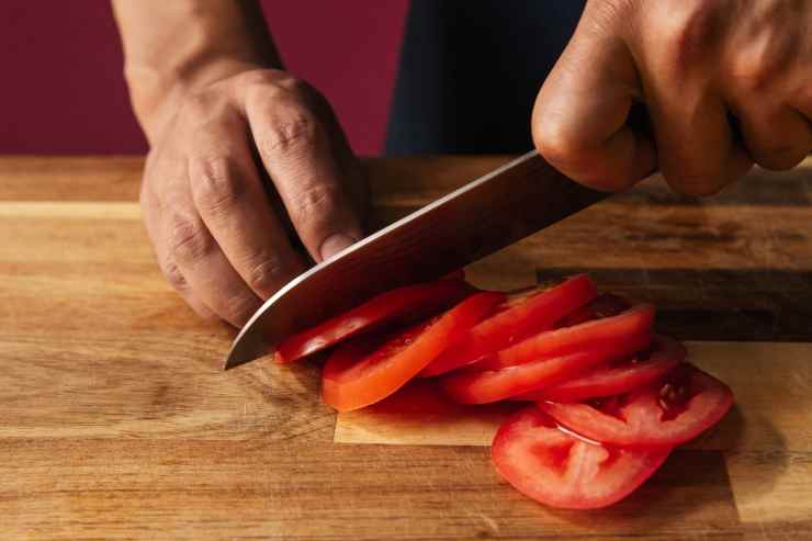 caprese con salmone, pomodoro e avocado