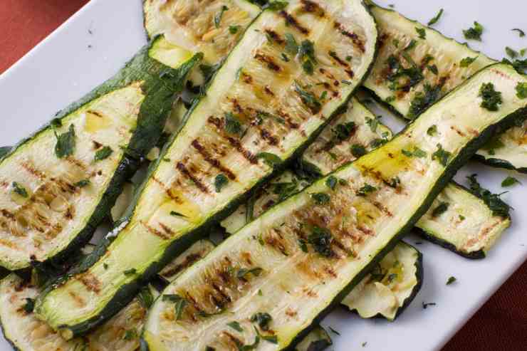 insalata di patate, salmone e zucchine