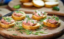 bruschette con salsiccia e stracchino
