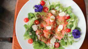 caprese con salmone, pomodoro e avocado