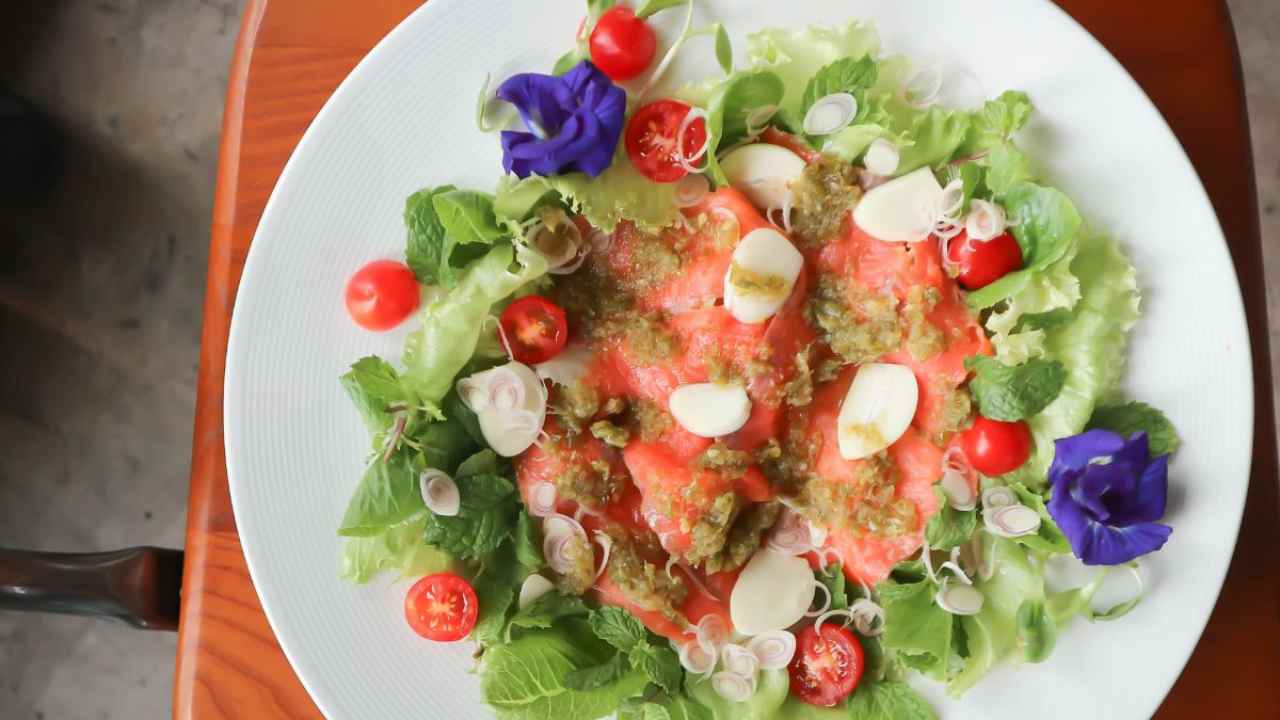 caprese con salmone, pomodoro e avocado