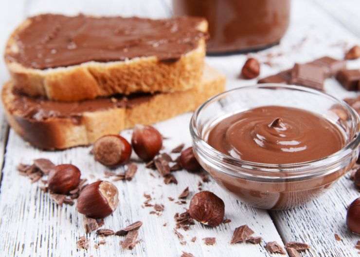crema cioccolato e nocciole, pane con crema al cioccolato