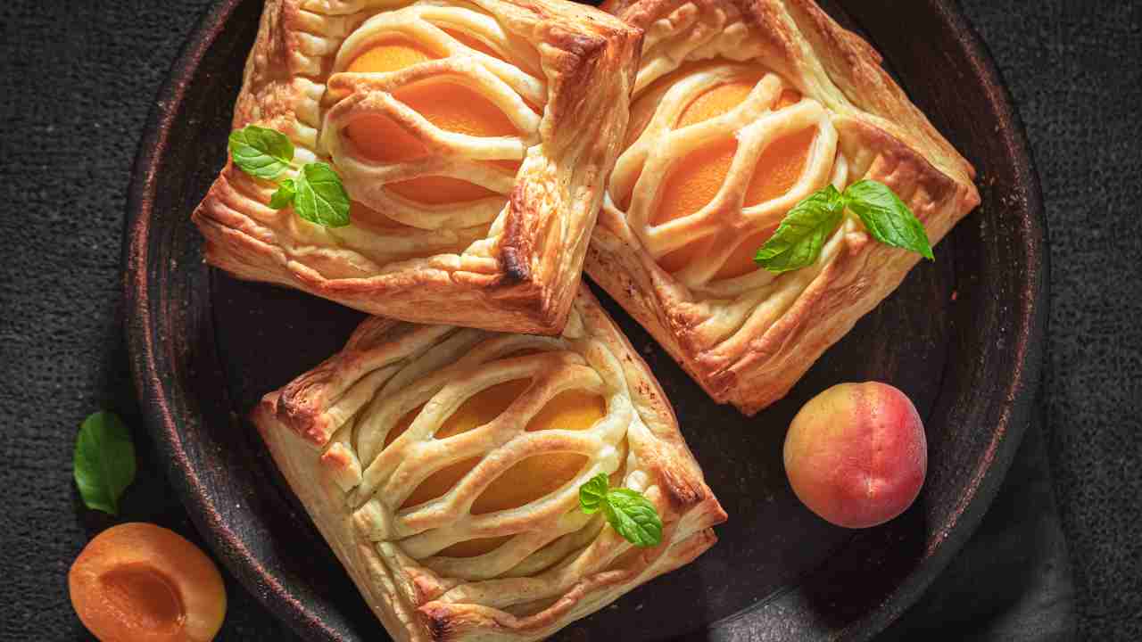 cubetti di pasta sfoglia alle pesche