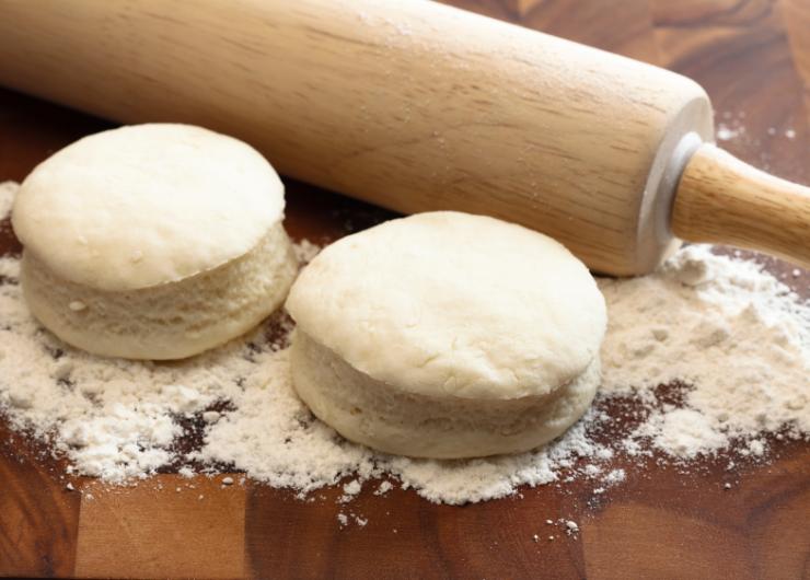 farina e mattarello per preparare i biscotti
