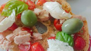 friselle con pomodoro, mozzarella, tonno ed olive