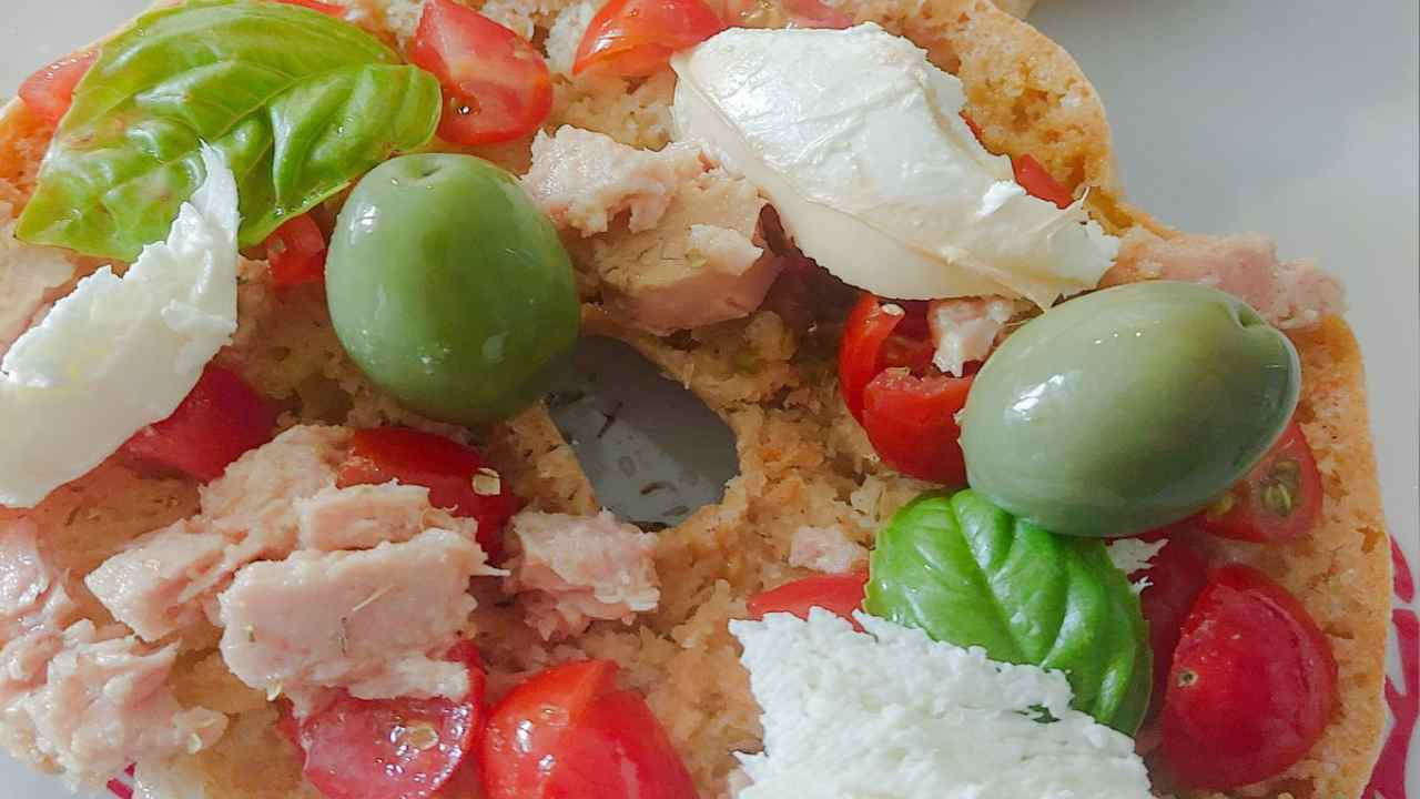 friselle con pomodoro, mozzarella, tonno ed olive