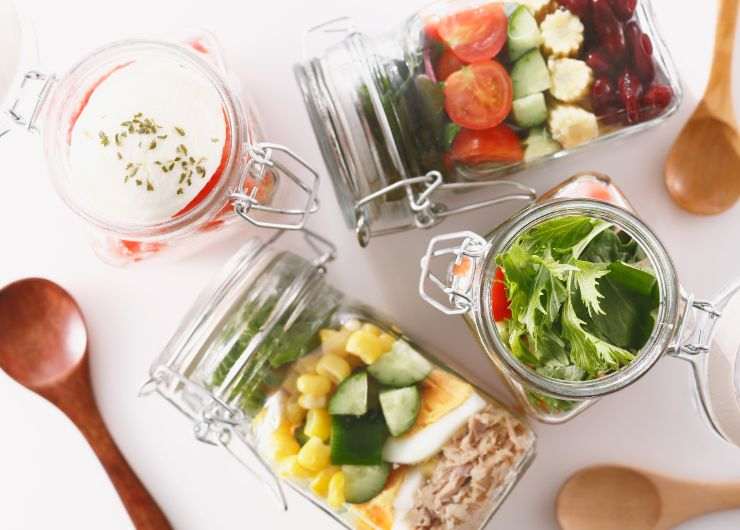 ingredienti per insalata nei barattoli
