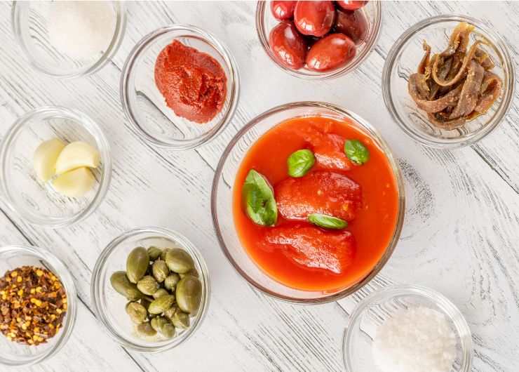 ingredienti per preparare la pasta alla puttanesca