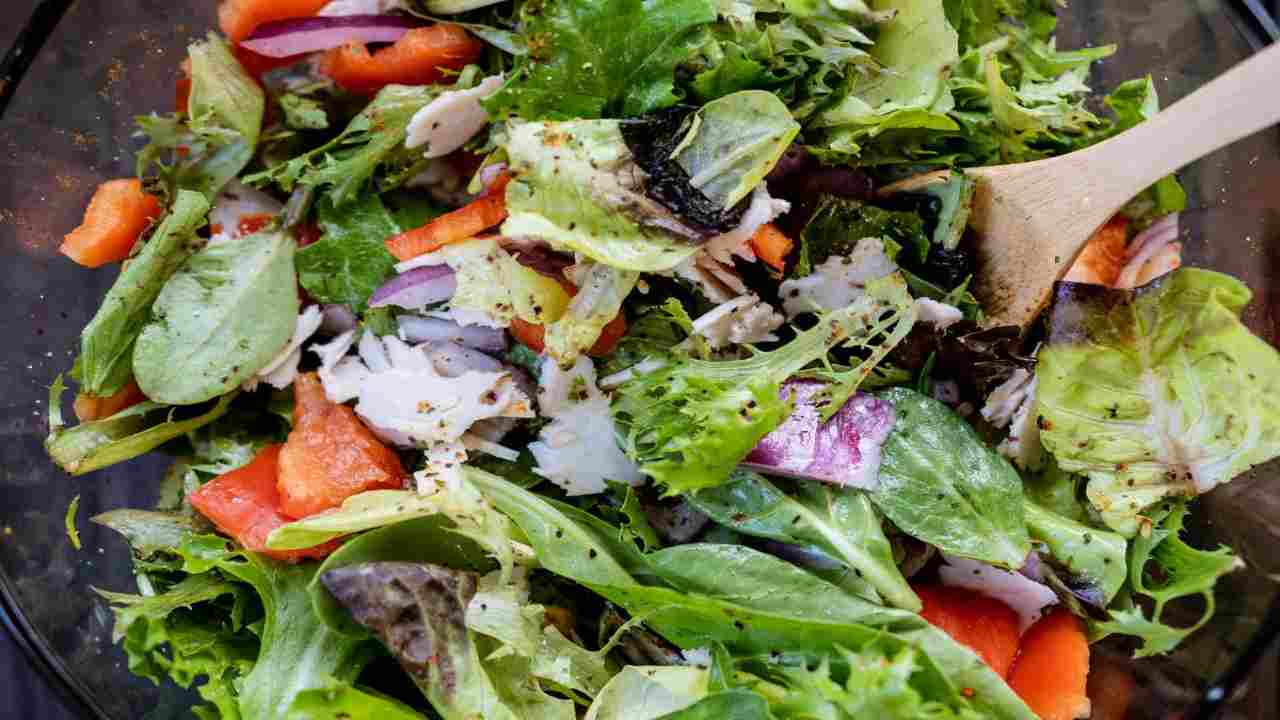 insalata di pollo con la salsa verde