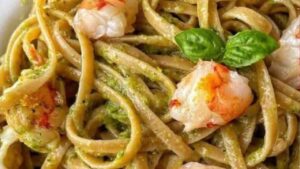 linguine al pesto di zucchine e gamberoni