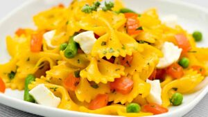 pasta fredda con verdure e mozzarella