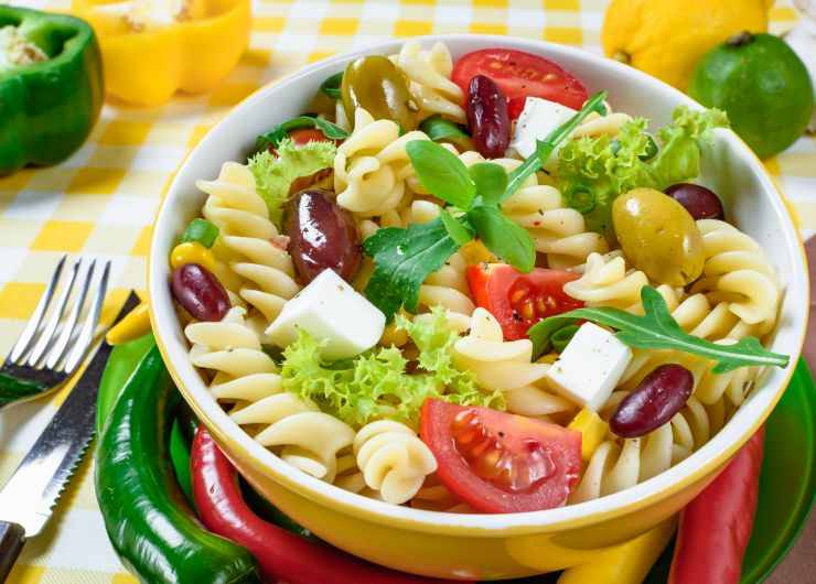 ciotola con pasta fredda e verdure