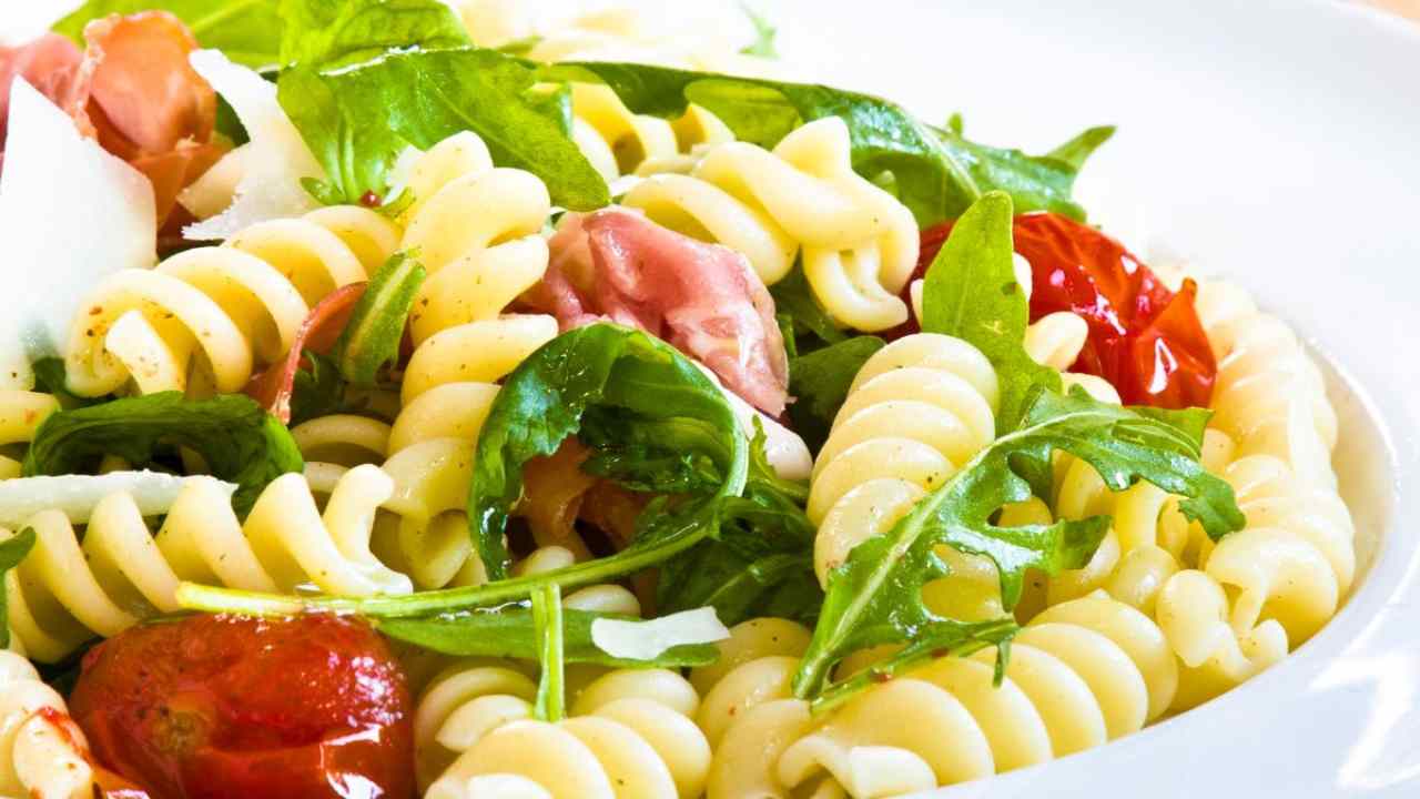 Pasta fredda con pomodorini, rucola e pesto