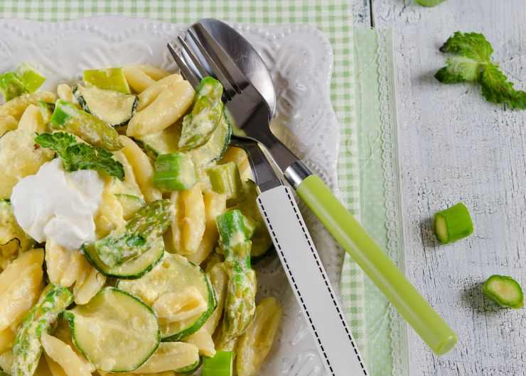 pasta fredda ricotta e zucchine in un piatto