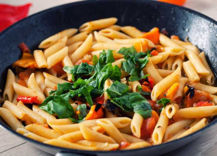 pasta ai peperoni in una padella