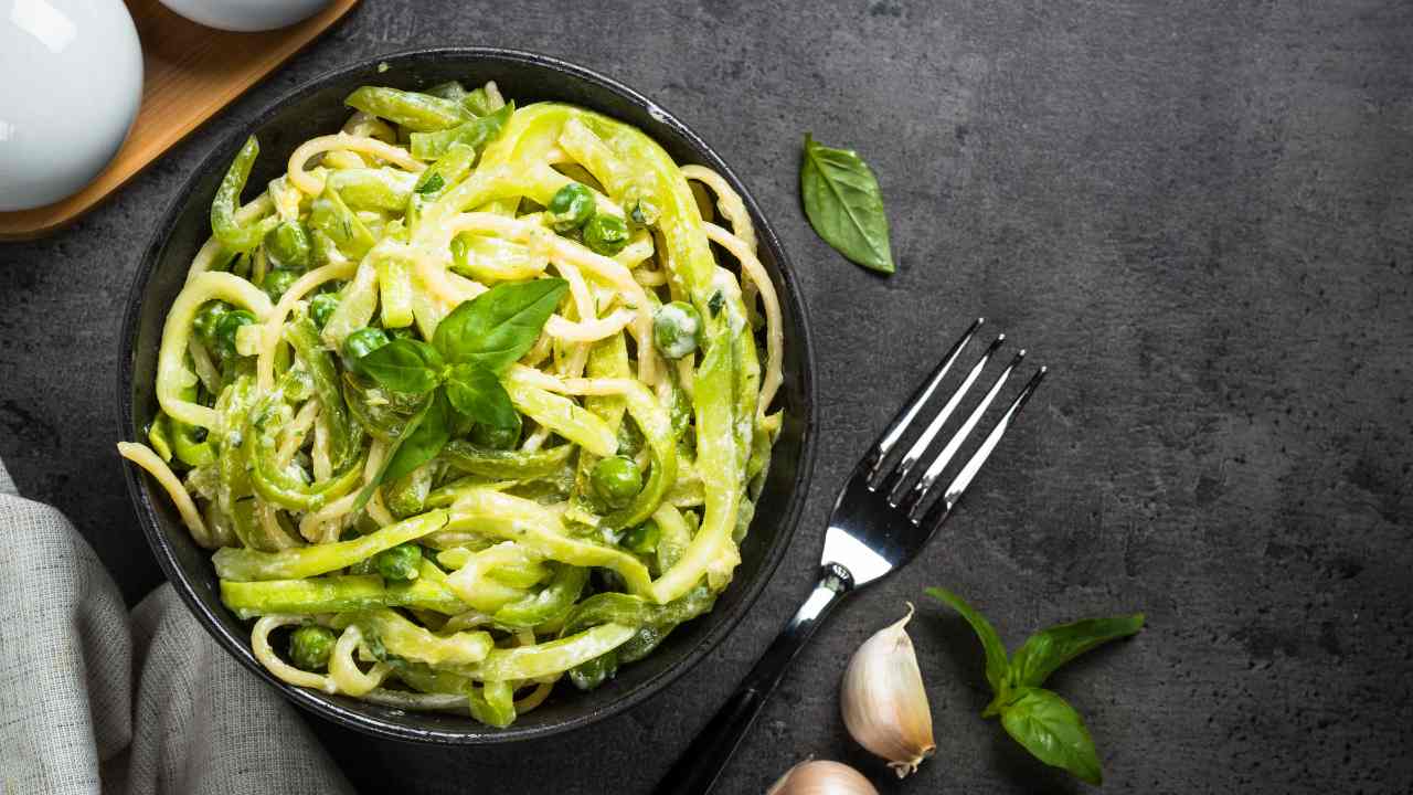 pasta piselli, taccole e ricotta salata