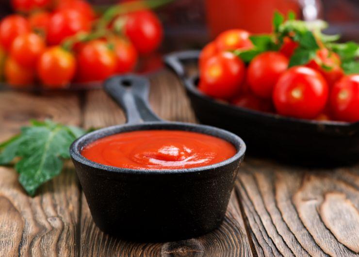 sugo in un pentolino e pomodorini