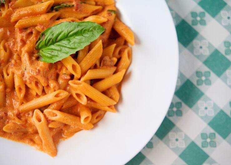 penne con panna, salsa e basilico