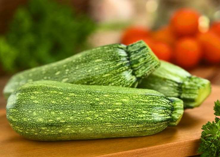 zucchine su tagliere di legno