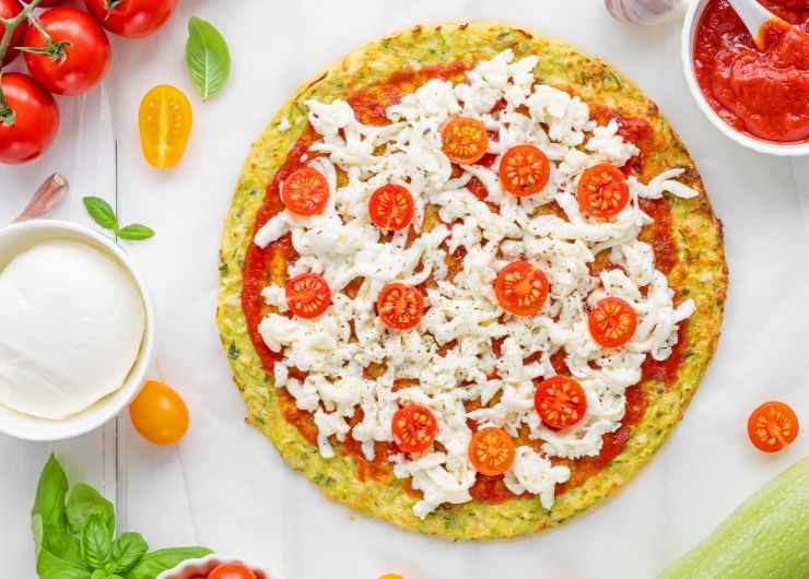 pizza di zucchine con pomodoro pomodorini e mozzarella