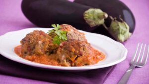 polpette di melanzane, forchetta e melanzane
