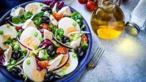 insalata estiva con uova, tonno, pomodorini