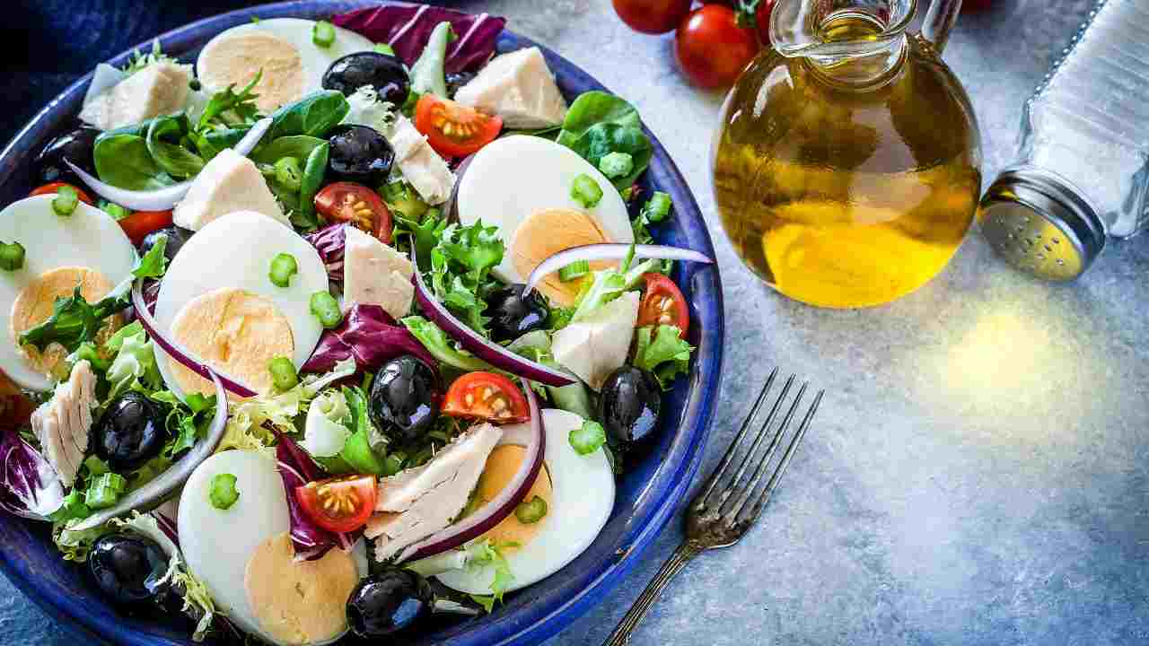 insalata estiva con uova, tonno, pomodorini