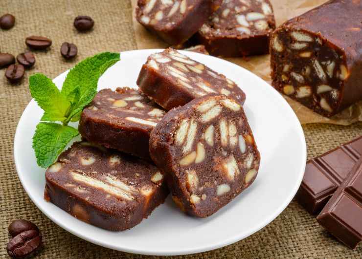 salame di cioccolato tagliato a fette