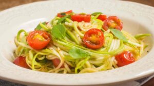 spaghetti di zucchine con basilico e pomodorini