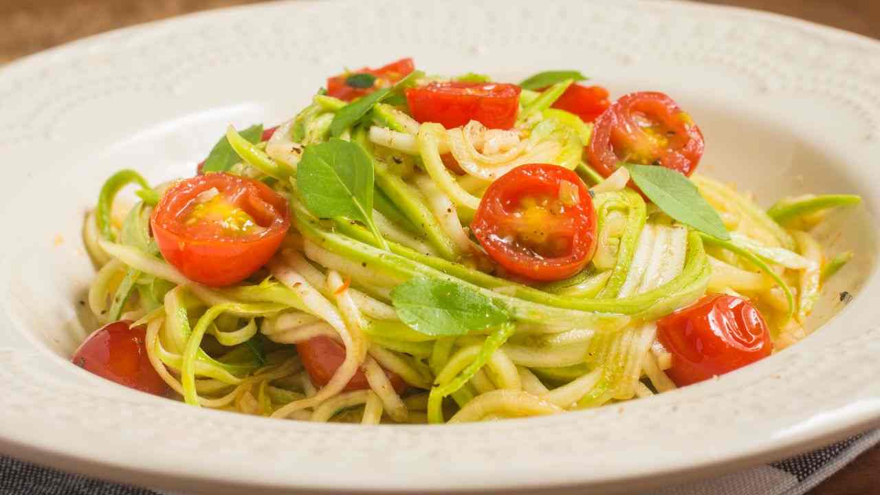 spaghetti di zucchine con basilico e pomodorini