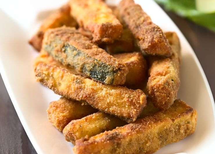 stick di zucchine croccanti in un piatto da portata