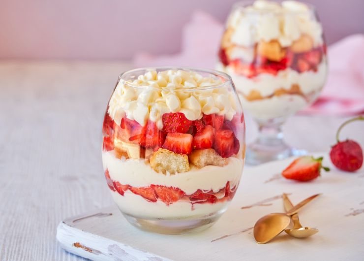 tiramisù alle fragole in bicchieri di vetro