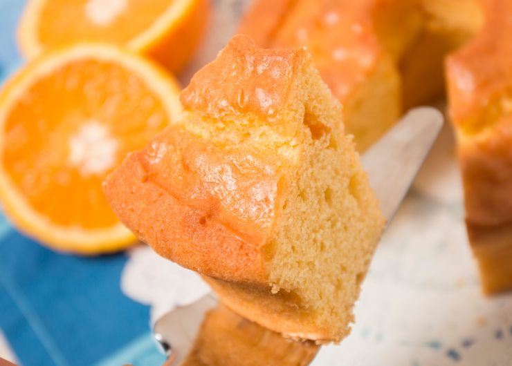 fetta di ciambellone all'arancia