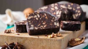 salame di cioccolato su tagliere di legno