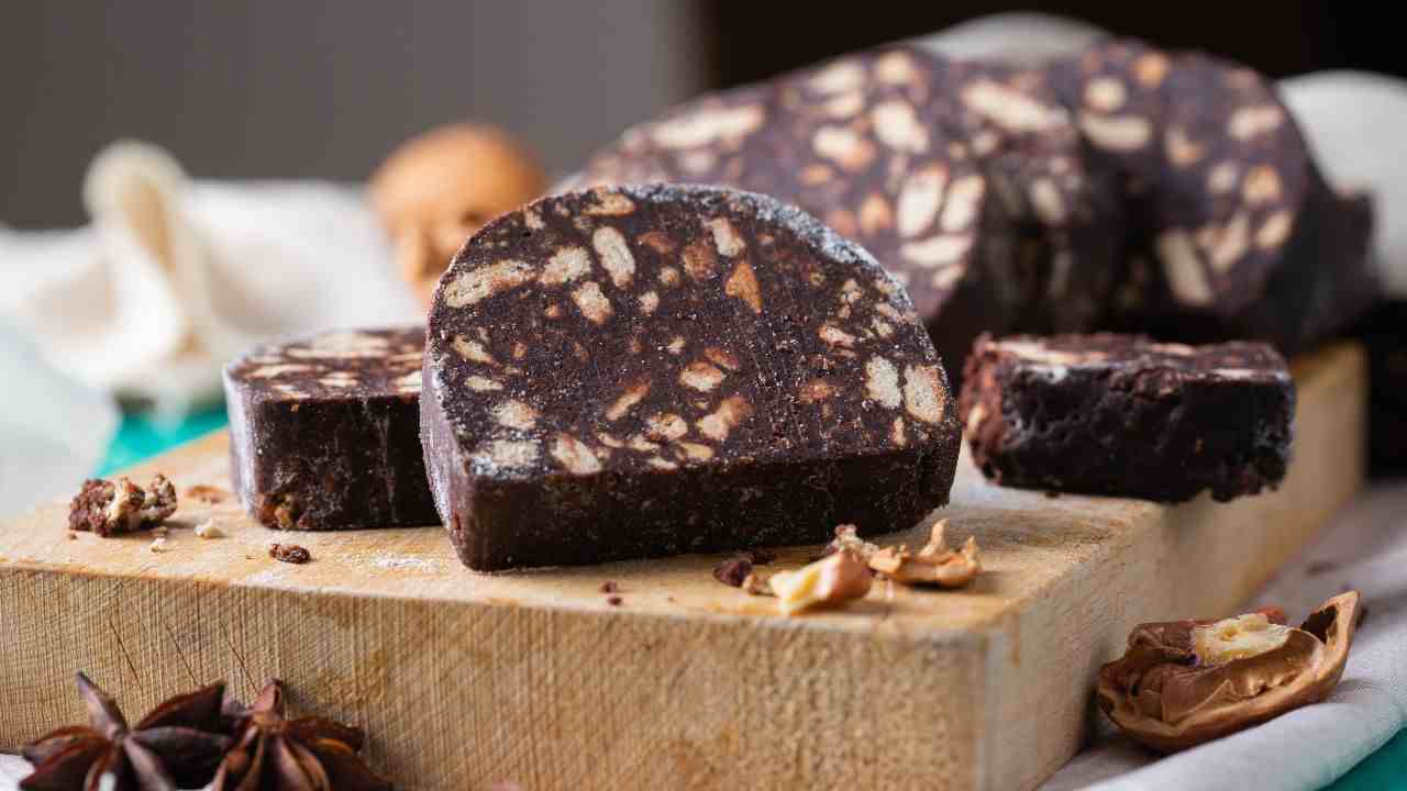 salame di cioccolato su tagliere di legno