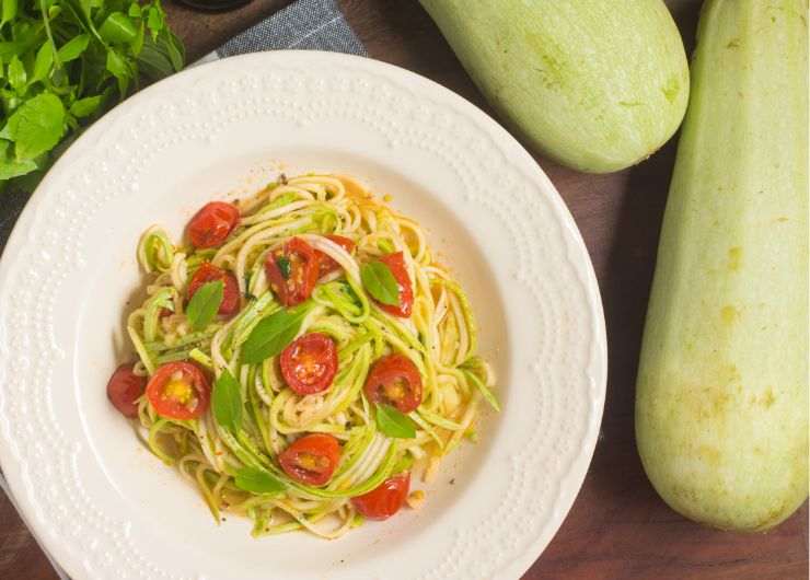 spaghetti di zucchine, basilico, pomodorini, zucchine sbucciate