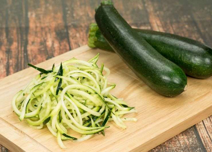 zucchine intere e tagliate a forma di spaghetti